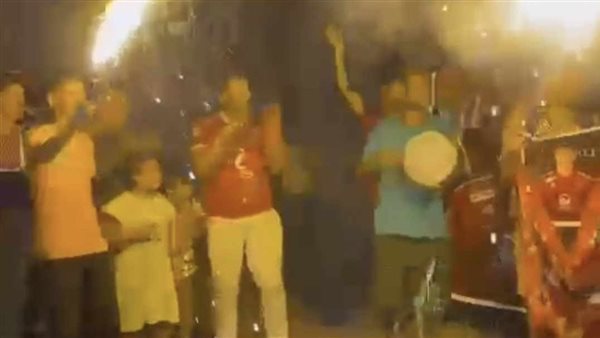 احتفالات أمام منزل