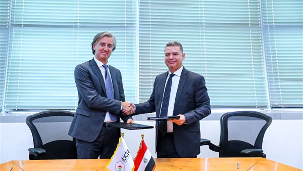 جانب من التوقيع