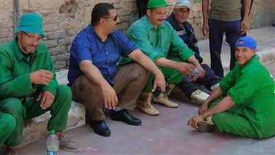 لمواجهة الحرارة المرتفعة.. توزيع عصائر وملابس جديدة وواقي شمس على عمال النظافة بطنطا