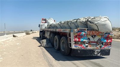 انقلاب سيارة نقل ثقيل محملة بالأسمنت بالإسماعيلية 