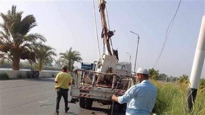 حملة لصيانة أعمدة وكشافات الإنارة بـ 3 مراكز في المنيا