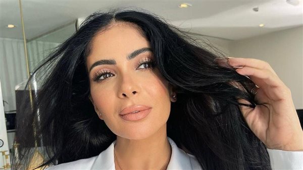 الفنانة منى زكي