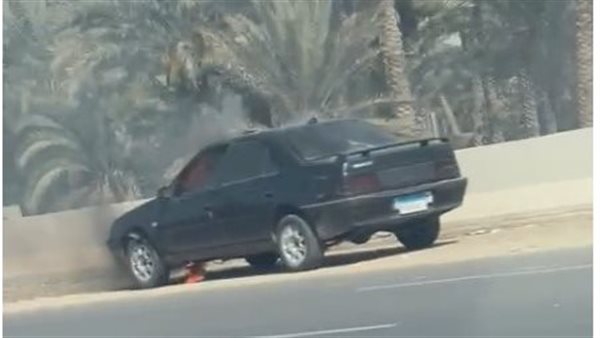 اشتعال سيارة بطريق