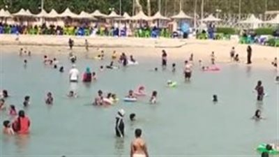 الشواطئ كاملة العدد.. زحام المصطافين على شواطئ الغردقة هربا من ارتفاع الحرارة |بث مباشر
