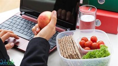 أبرزها اللوز والتفاح.. 4 مأكولات خفيفة يمكن تناولها في العمل 