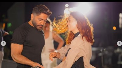 أمانة عليكم محدش يتأخر.. تامر حسني ينشر صورًا من تحضيرات حفل اليوم بالعلمين