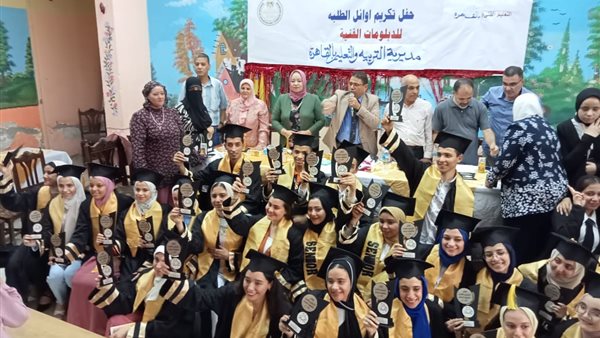 تعليم القاهرة تكرم