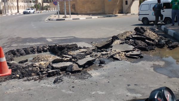 كسر ماسورة مياه أمام