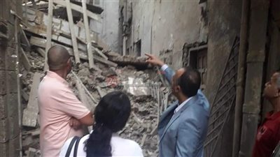 نائب محافظ المنيا يتفقد موقع انهيار جزئي لعقار بحي وسط دون إصابات