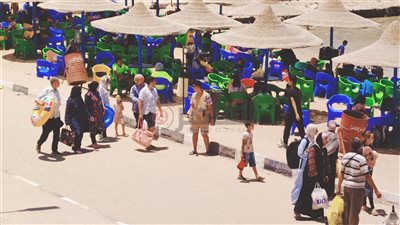 شواطئ الغردقة تستقبل آلاف الزوار هربا من ارتفاع درجات الحرارة| صور وفيديو