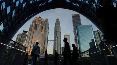 الحكومة الماليزية توقف مهرجانا موسيقيا بسبب قبلة بين رجلين على خشبة المسرح