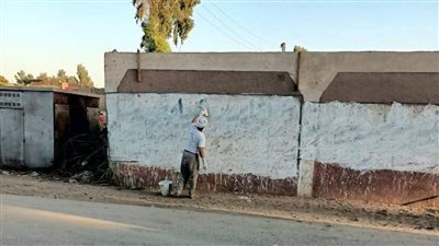 إزالة الإعلانات العشوائية على الأسوار في نجع حمادي بقنا.. وتحذير للمخالفين