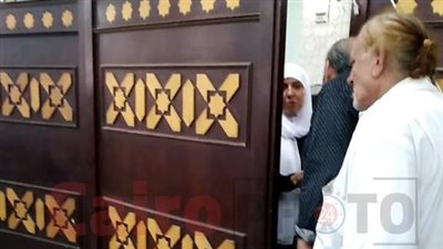 مي كساب ترتدي طرحة بيضاء في جنازة والدها بمسجد الشرطة |صور
