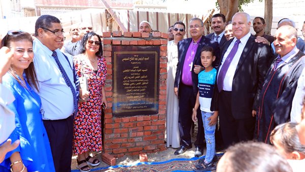 رئيس الإنجيلية يضع