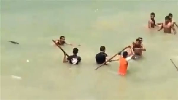 خناقة فى البحر بالإسكندرية