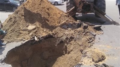 كسر ماسورة مياه أمام مستشفى الحسين الجامعي| صور 