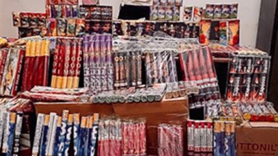 ضبط تاجر في الجمالية وبحوزته مليون صاروخ ناري | صور