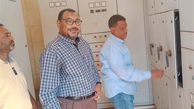 حقيقة الصورة المتداولة لموظف يفصل التيار الكهربائي.. ومستخدمو السوشيال ميديا: فرحان ليه وهو بيفصلها؟