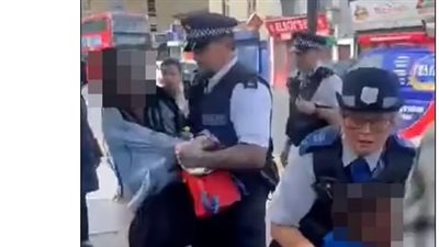 غضب من الشرطة البريطانية بسبب القبض على إحدى السيدات بـ عنف | فيديو