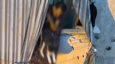 صور متداولة لرجل يرهب كلابًا تشعل مواقع التواصل الاجتماعي.. والتعليقات: مريض نفسي