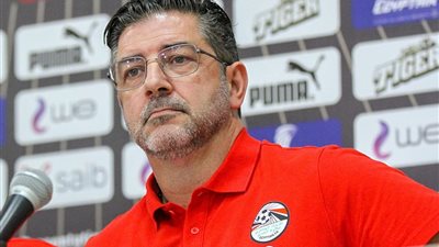 جمهور الهلال السعودي يطلب التعاقد مع مدرب منتخب مصر روي فيتوريا