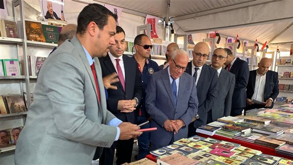 الغضبان يفتتح معرض