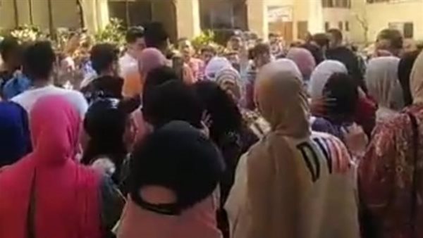 طلاب كلية الحقوق