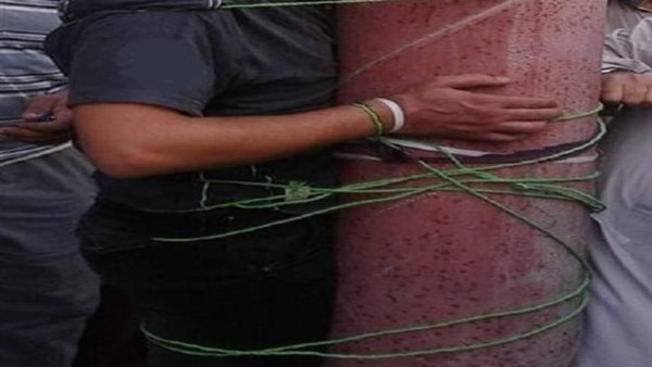 شخص مقيد في الأعمدة