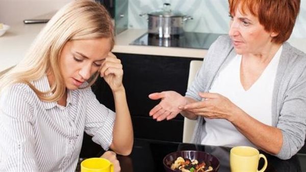 مشكلة بين زوجة وحماتها-