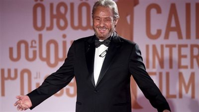 كأنه صداع.. كيف تعامل فاروق الفيشاوي مع مرض السرطان؟