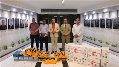 محافظ أسوان يوزع الجوائز العينية وشهادات التقدير لـ25 من أوائل الخريجين عقب اجتيازهم للدورات التدريبية