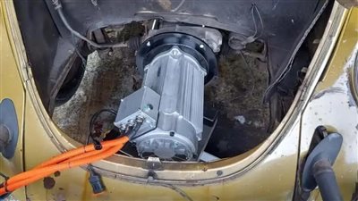 الخنفساء.. صيني يحول فولكس فاجن بيتل الكلاسيكية إلى كهرباء مقابل 2000 دولار 