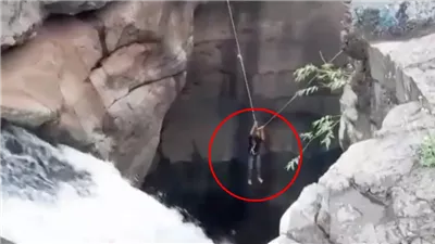 كاد يفقد حياته.. شاب هندي يسقط في نهر بسبب التقاط صورة سيلفي