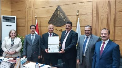 مجلس جامعة بنها يكرم مدير عام أمانة مجالس الجامعة