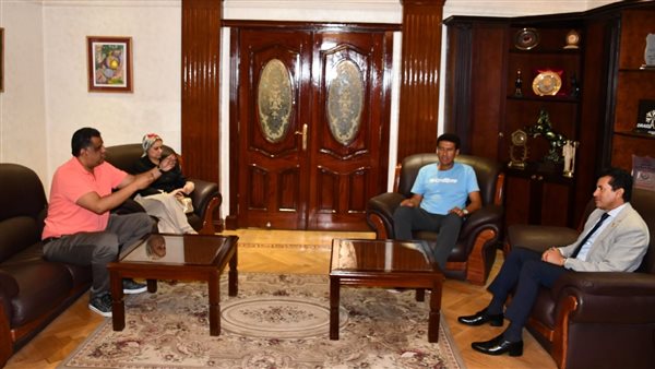 وزير الرياضة مع أسرة