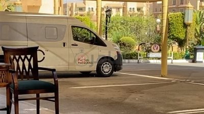 وصول جثمان الشاعر شوقي حجاب لمسجد الشرطة استعدادًا لصلاة الجنازة عليه | فيديو