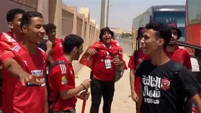 جماهير الأهلي تتوافد على الحافلات للسفر إلى استاد برج العرب لدعم الفريق أمام المصري| بث مباشر 
