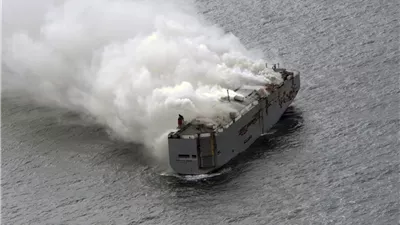 السوق المصري لن يتأثر بالخسارة.. رئيس رابطة السيارات يفجر مفاجأة بشأن حريق سفينة الشحن القادمة من ألمانيا