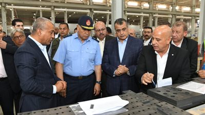 وزير الإنتاج الحربي وقائد القيادة الاستراتيجية يتفقدان مصنع إنتاج المصاعد الكهربائية