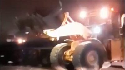 كسر بطول 15 مترا.. لودر يصطدم بسور الدائري بمنطقة بشتيل