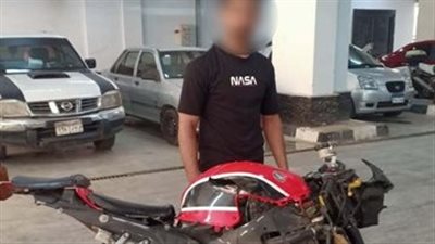 عرّض حياته للخطر.. ضبط طالب متهور استعرض بدراجته النارية على طريق العين السخنة