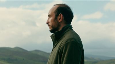 تفاصيل عرض فيلم وراء الجبال للمخرج محمد بن عطية في مهرجان فينيسيا السينمائي