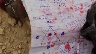 وسط الصحراء.. سيدة توثق لحظة دفن أعمال سفلية تحت الأرض