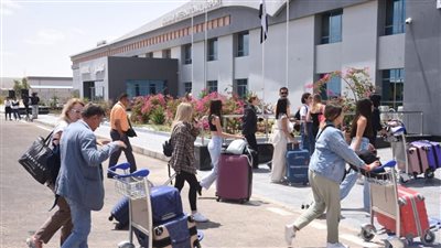 وزير الطيران المدني يتفقد حركة التشغيل بمطار العلمين الدولي