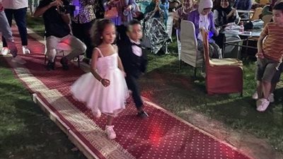 شعر كيرلي وفساتين وبدل.. حضانة تنظم أول فاشون شو للأطفال بالأقصر | صور 