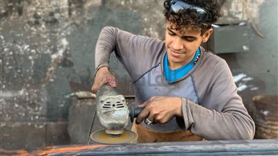 الحداد الصغير.. طالب يعمل في النار للإنفاق على والدته المسنة: جوزت أختي من مهنة الحدادة| صور وفيديو 