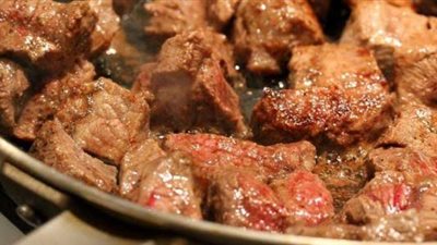 طريقة عمل اللحمة بالبصل للشيف شربيني.. جربها بالكرات والكرفس
