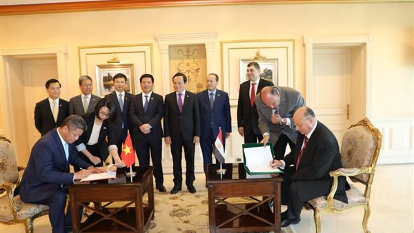 محافظ القاهرة يوقع