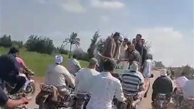 ترك 3 صغار.. حزن خلال تشييع جنازة شاب سقط من أعلى عامود إنارة بالشرقية