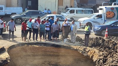  إصلاح كسر ماسورة مياه بمنطقة أرض البحر في الطالبية